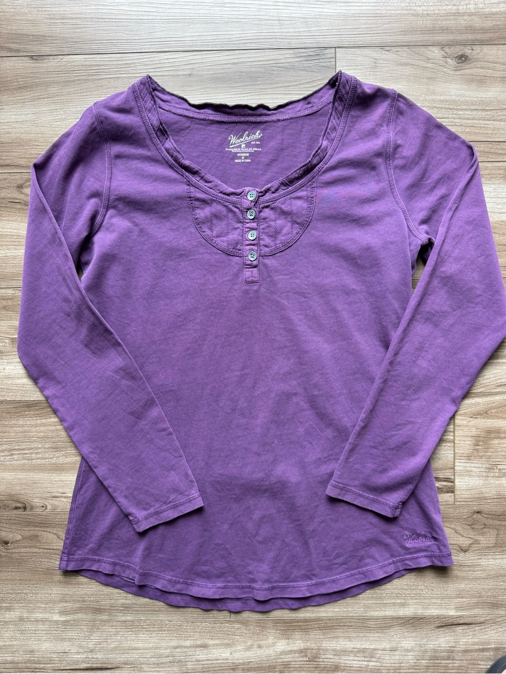 Woolrich Henley four-button placket curved hem Size M Eggplant